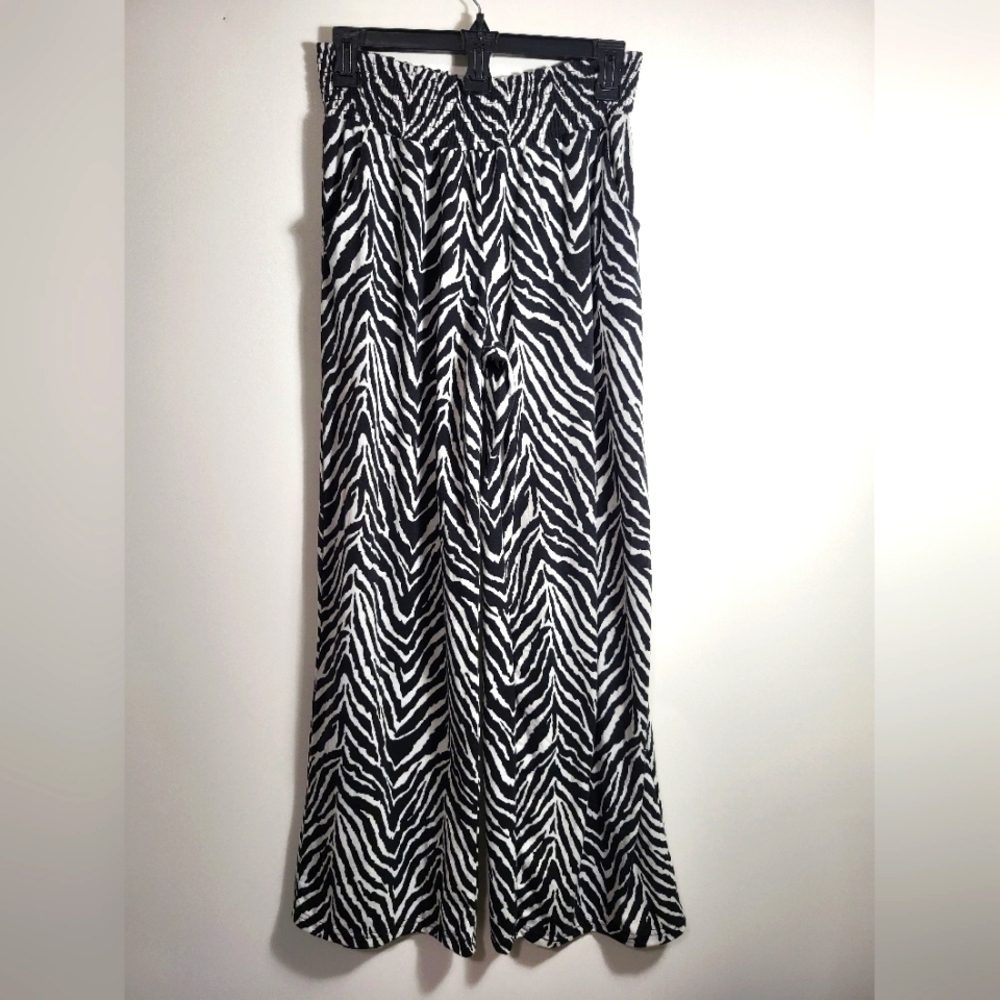 Urban Coco black & white animal print full leg pants women's S #2330
